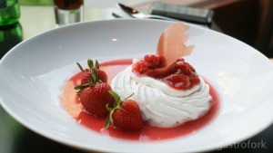 strawberry rhubarb pavlova
